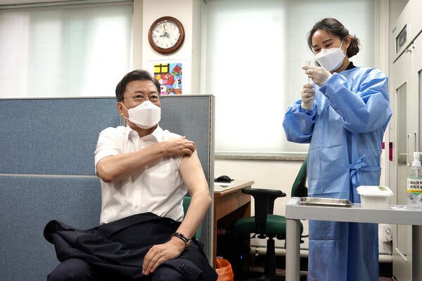 Tổng thống H&agrave;n Quốc Moon Jae-​in ti&ecirc;m vaccine AstraZeneca hồi th&aacute;ng 4 - Ảnh: Yonhap