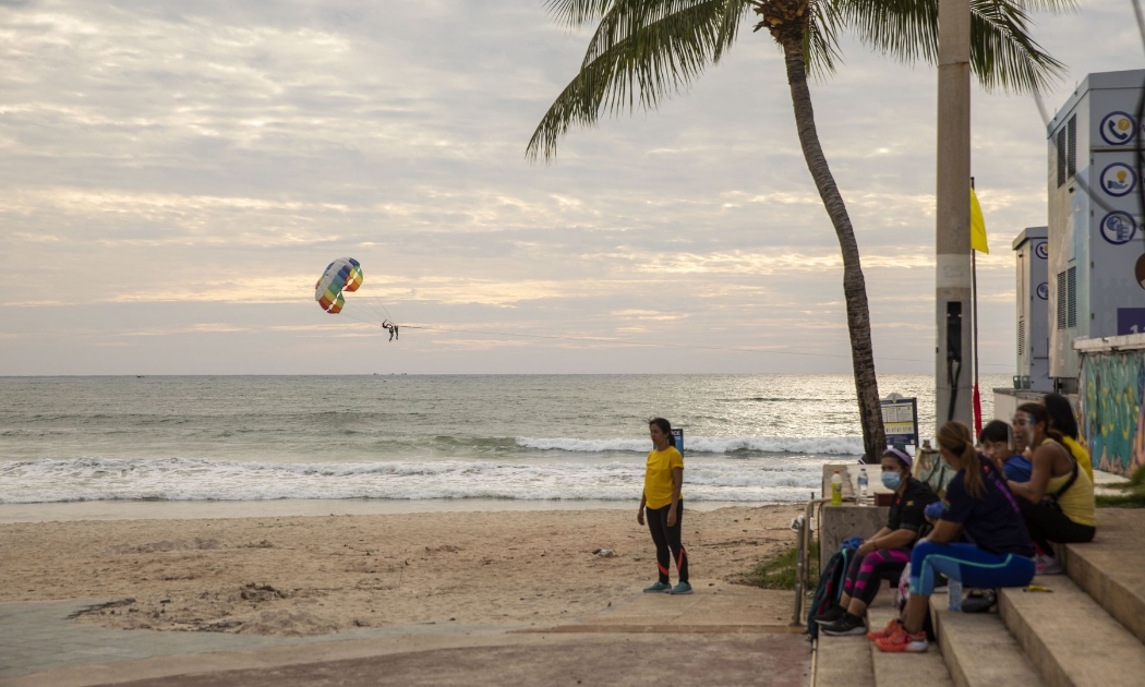 Bãi biển Patong ở Phuket, Thái Lan, gần như không có bóng người hôm 19/7 - Ảnh: Bloomberg.
