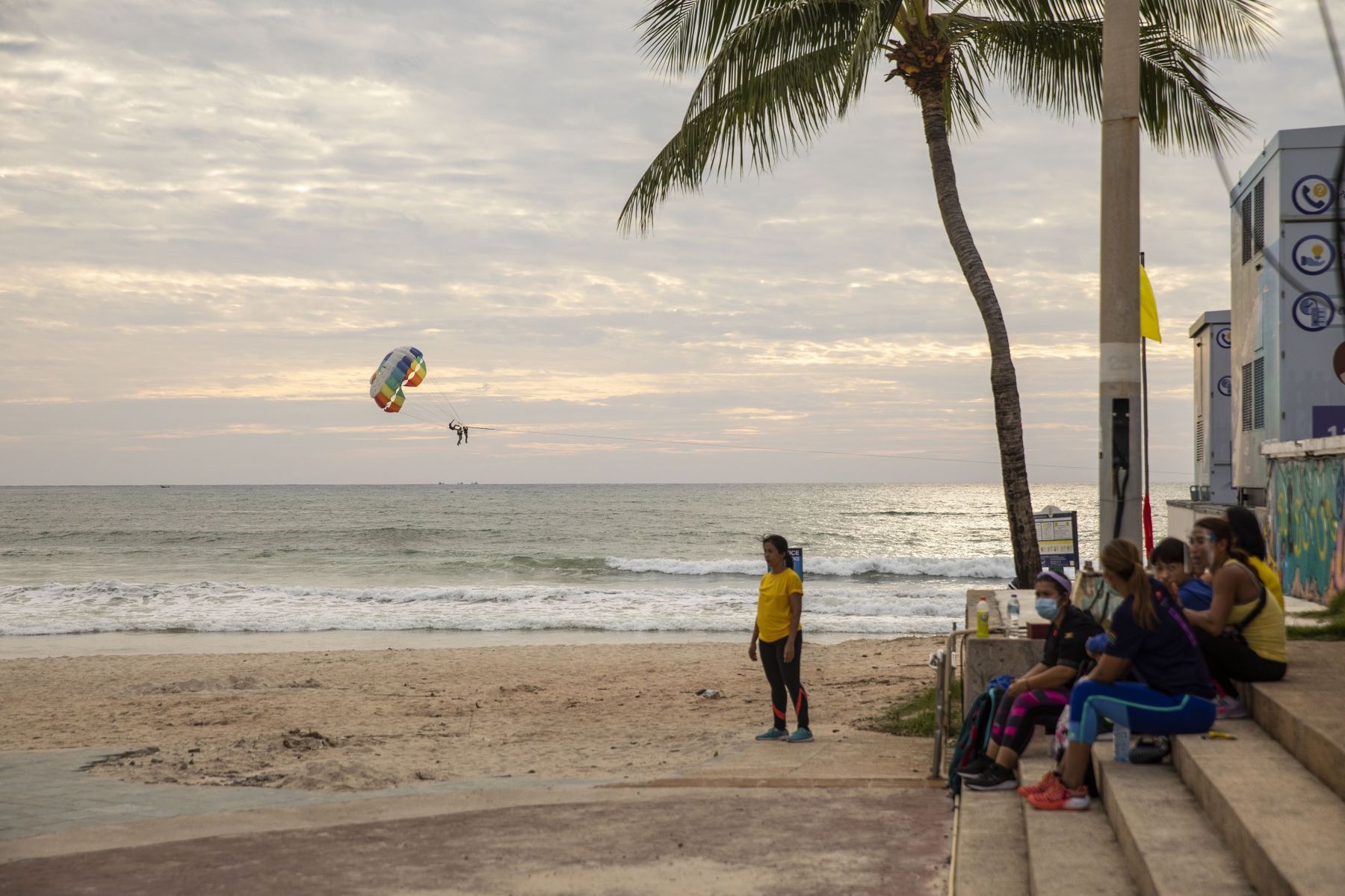Bãi biển Patong ở Phuket, Thái Lan, gần như không có bóng người hôm 19/7 - Ảnh: Bloomberg.