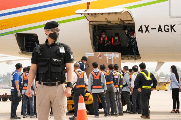 L&ocirc; vaccine Pfizer do Israel gửi về đến s&acirc;n bay quốc tế Incheon gần Seoul v&agrave;o đầu th&aacute;ng 7 - Ảnh: AP