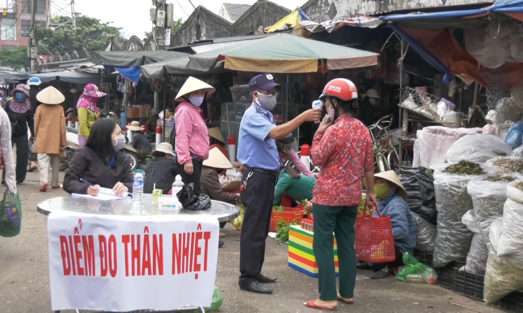 Ban quản lý chợ cần đo thân nhiệt cho người đi mua hàng tại cửa chợ.