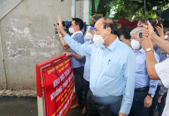 Chủ tịch nước Nguyễn Xuân Phúc thăm người dân tại khu phong tỏa