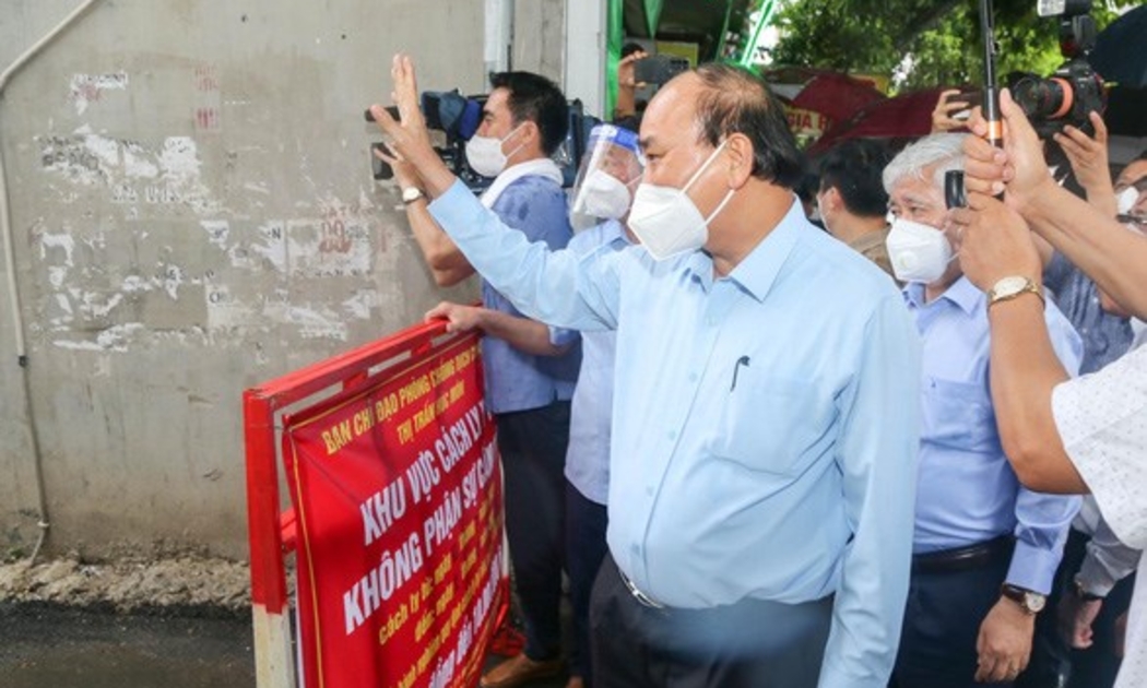 Chủ tịch nước Nguyễn Xuân Phúc thăm người dân tại khu phong tỏa