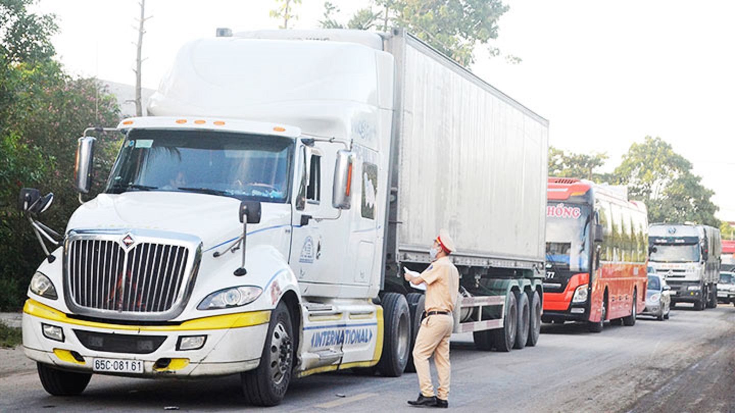 Một số nơi yêu cầu lái xe nông sản cần có QR Code "luồng xanh" và giấy xét nghiệm âm tính.