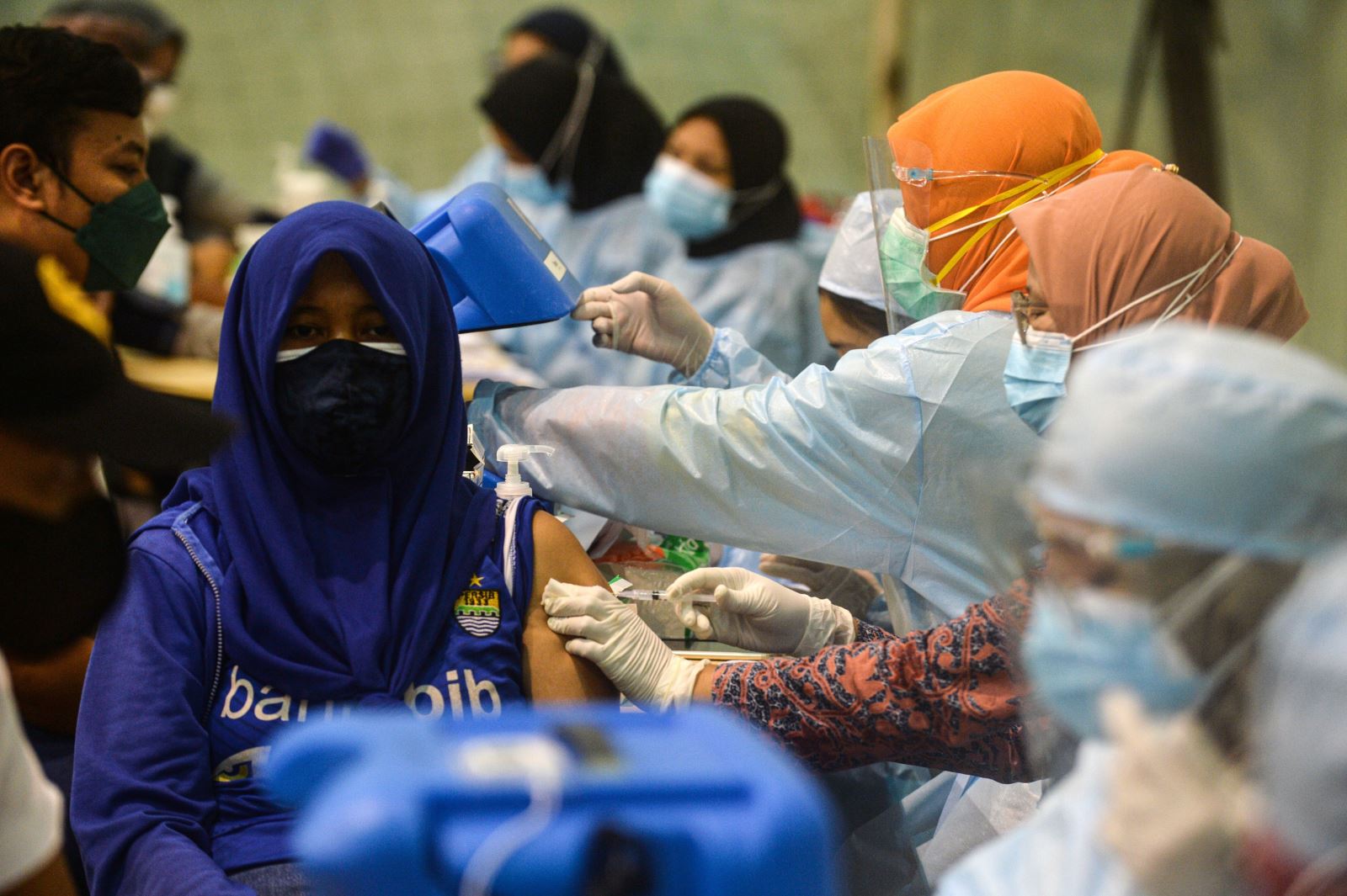 Tiêm vaccine ngừa Covid-19 tại Indonesia. 