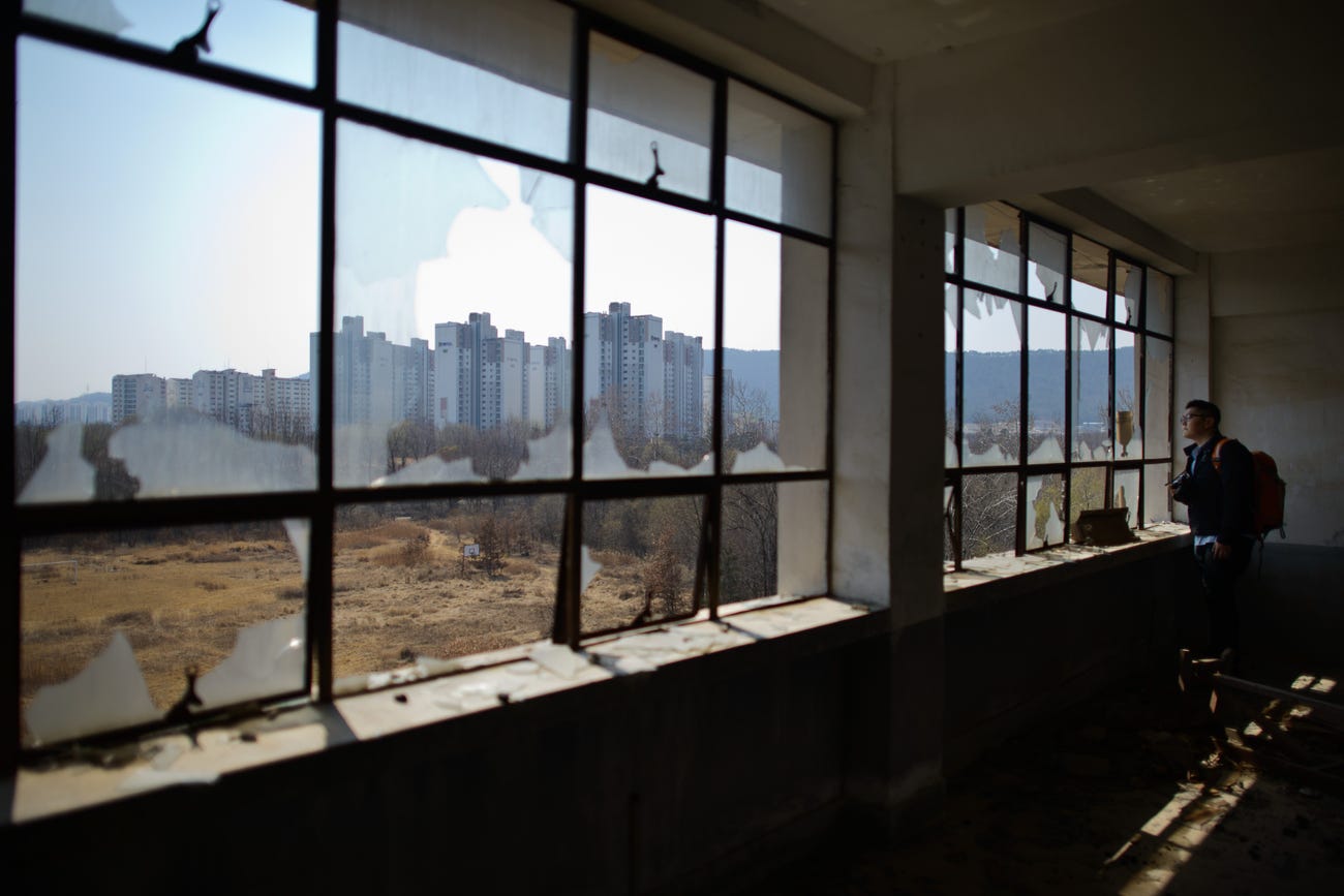 Ước t&iacute;nh, từ năm 1982-2016, khoảng 3.725 trường học tr&ecirc;n khắp H&agrave;n Quốc đ&atilde; phải đ&oacute;ng cửa, trung b&igrave;nh 113 trường/năm. Theo Korea Herald, 62,7% t&agrave;i sản của những trường học bị đ&oacute;ng cửa đ&atilde; được b&aacute;n cho c&aacute;c c&ocirc;ng ty ph&aacute;t triển bất động sản để ph&aacute; bỏ v&agrave; sử dụng cho mục đ&iacute;ch kh&aacute;c. Tuy nhi&ecirc;n, điều n&agrave;y cũng đồng nghĩa khoảng 1.350 trường học bị bỏ hoang, kh&ocirc;ng được t&aacute;i sử dụng.