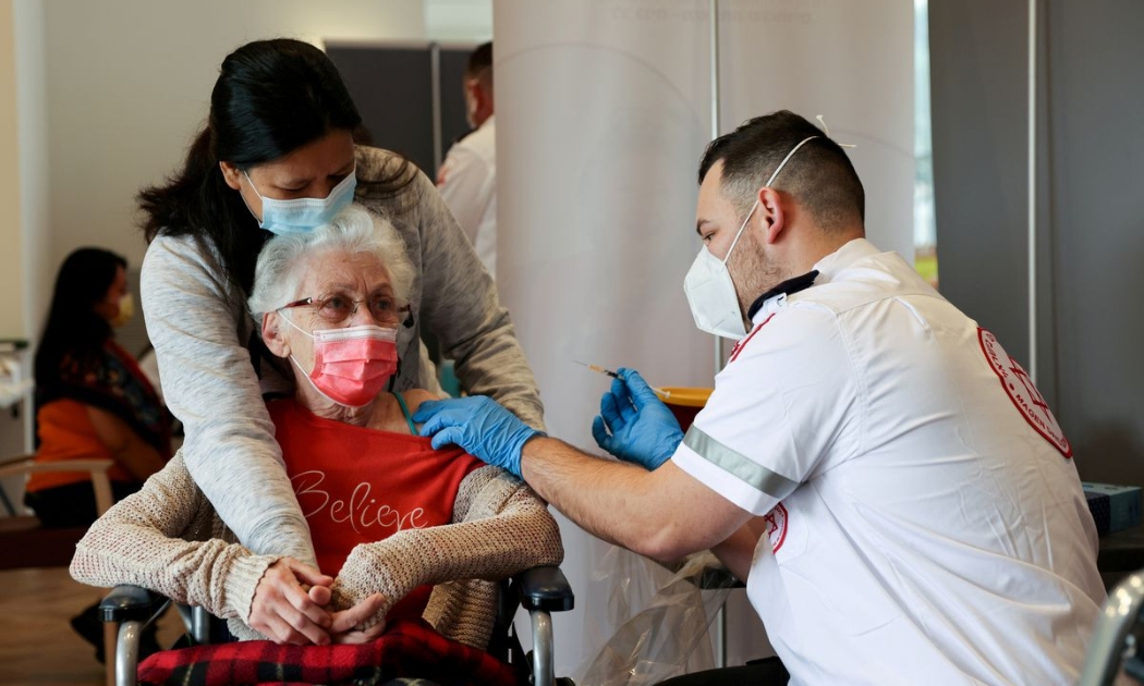 Tiêm phòng Covid trong một nhà dưỡng lão ở Israel, tháng 1/2021 - Ảnh: Reuters.