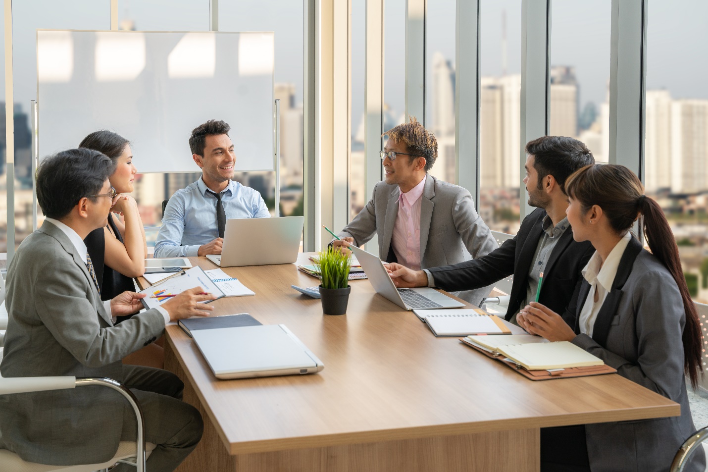 Với thu&ecirc; ngo&agrave;i t&iacute;nh lương v&agrave; thu&ecirc; ngo&agrave;i nh&acirc;n sự, bộ phận HR tự tin &ldquo;ghi điểm&rdquo; trong mắt l&atilde;nh đạo v&agrave; trong l&ograve;ng nh&acirc;n vi&ecirc;n.