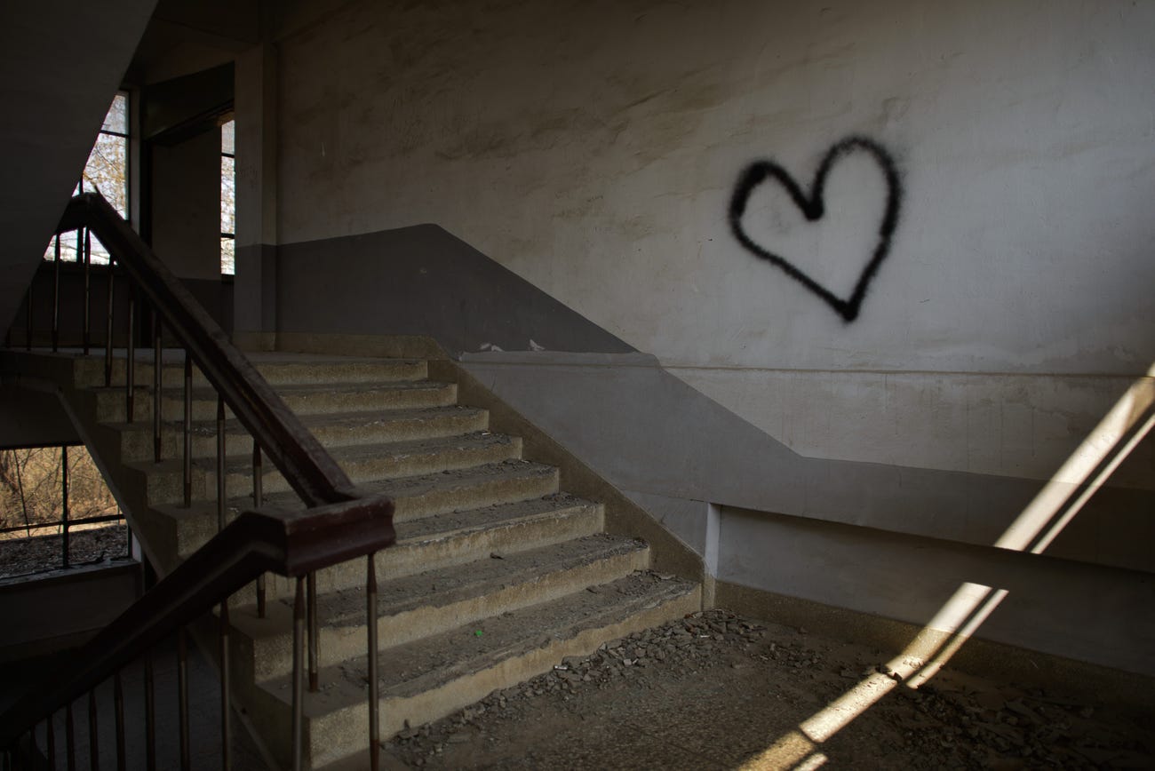 Năm 2021, H&agrave;n Quốc ghi nhận cột mốc kh&ocirc;ng mong muốn khi lần đầu ti&ecirc;n trong lịch sử c&oacute; số người chết nhiều hơn số trẻ sinh ra. Dữ liệu từ Ng&acirc;n h&agrave;ng Thế giới cho thấy mức tăng d&acirc;n số h&agrave;ng năm của nước n&agrave;y đ&atilde; giảm đều đặn trong 60 năm qua, từ mức tăng 2,96% năm 1961 xuống 0,13% v&agrave;o năm 2020.