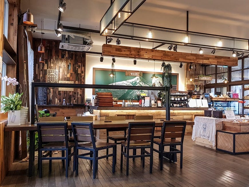 Tuy nhi&ecirc;n, kh&ocirc;ng phải tất cả c&aacute;c tỉnh tại H&agrave;n Quốc đều để c&aacute;c trường học đ&oacute;ng cửa bị bỏ hoang v&agrave; hư hỏng.&nbsp;Một số nơi đ&atilde; t&igrave;m c&aacute;ch t&aacute;i sử dụng những ng&ocirc;i trường n&agrave;y. V&iacute; dụ, trường cấp hai Myeongwol ở Jeju, đ&oacute;ng cửa năm 1993, đ&atilde; được thiết kế lại trở th&agrave;nh qu&aacute;n c&agrave; ph&ecirc; ki&ecirc;m ph&ograve;ng triển l&atilde;m c&oacute; t&ecirc;n LightMoon (trong ảnh) v&agrave;o năm 2018.