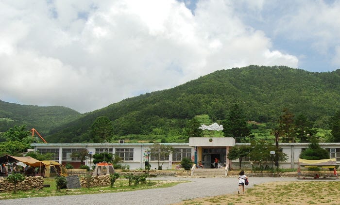 Các tỉnh khác, như Gyeongsangnam - nơi có tới 584 trường học bỏ hoang, đã cho phép người thuê biến các trường học bỏ hoang thành bảo tàng. Ở huyện Namhae, tỉnh Gyeongsangnam, trên nền của trường tiểu học Seongnam cũ đóng cửa vào năm 1999, triển lãm nghệ thuật Kil Hyun được mở vào năm 2010.
