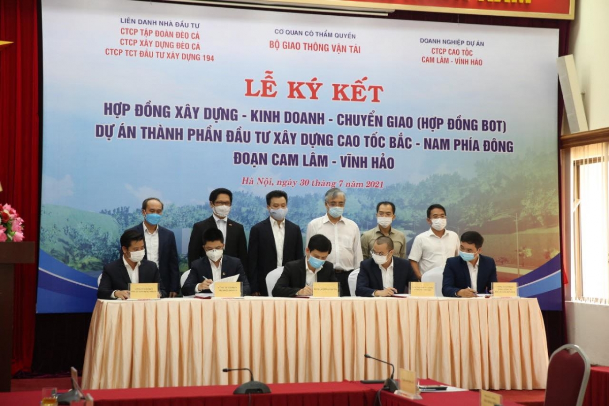 Lễ ký hợp đồng BOT Dự án thành phần đầu tư xây dựng đoạn Cam Lâm - Vĩnh Hảo.