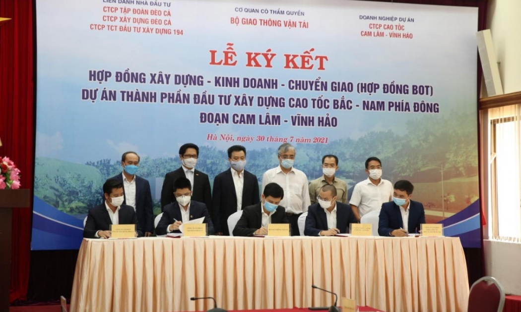 Lễ ký hợp đồng BOT Dự án thành phần đầu tư xây dựng đoạn Cam Lâm - Vĩnh Hảo.