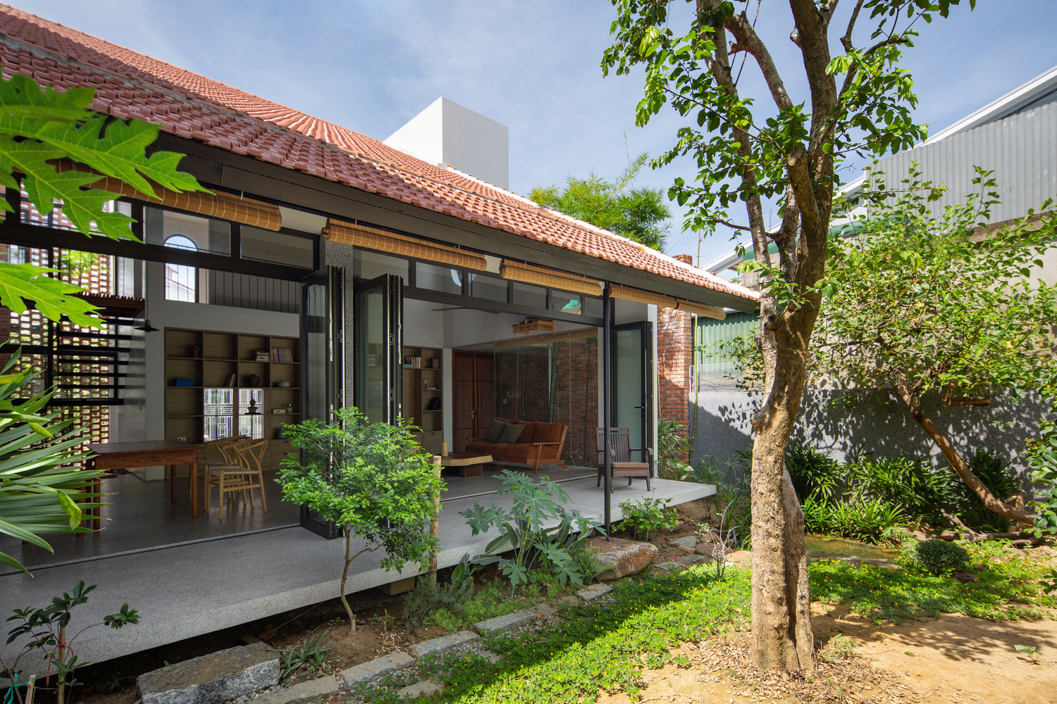 Ngôi nhà có diện tích xây dựng 125 m2, mặt tiền hướng Nam. Diện tích vườn sau   75 m2 mở ra không gian thiên nhiên xanh mát.