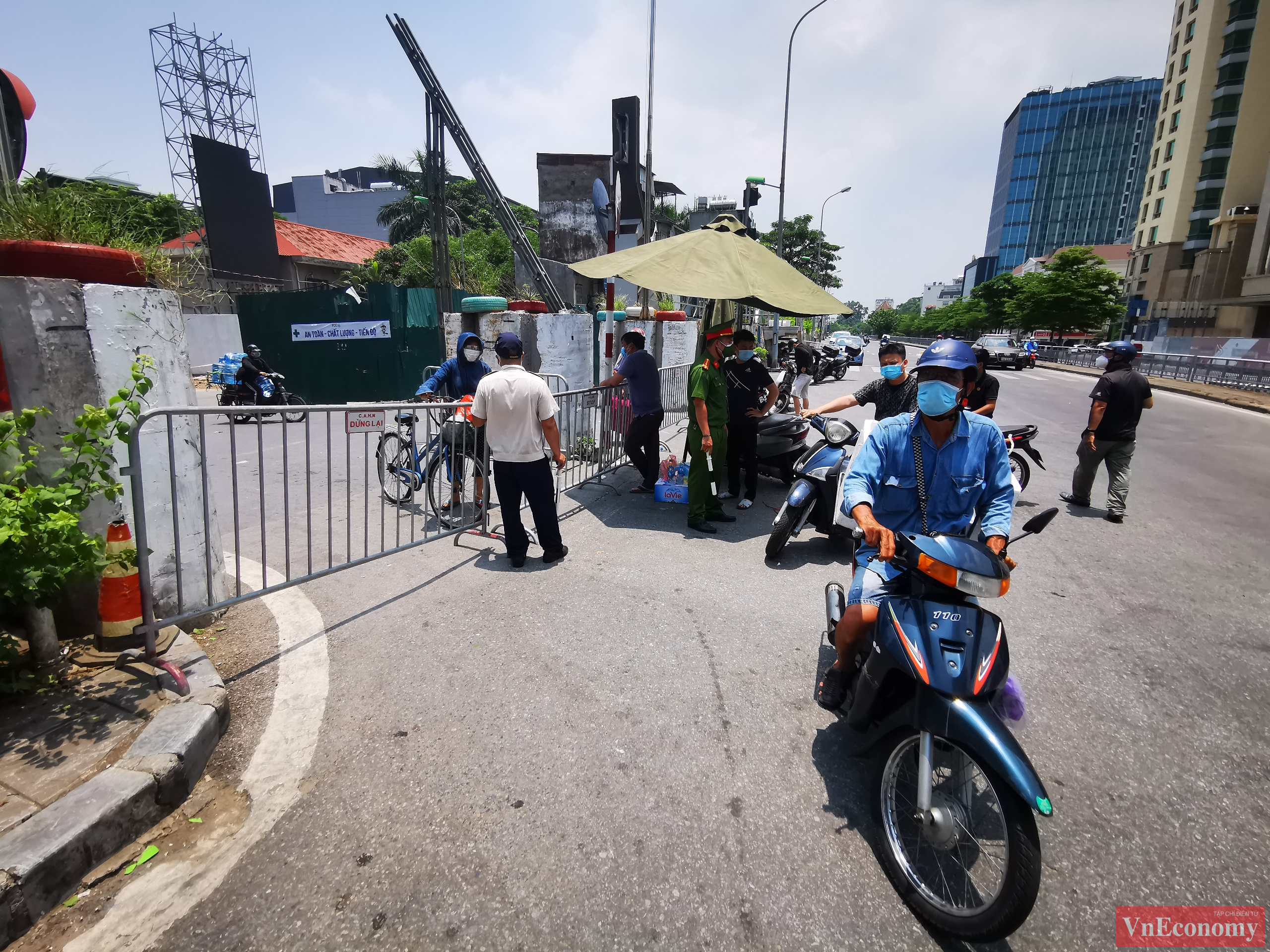 Quận Hoàn Kiếm đã lập hoàng loạt chốt kiểm soát; lực lượng tại mỗi chốt bao gồm: 1 cán bộ Công an quận hoặc 1 cán bộ Công an phường, 1 cán bộ dân quân, 1 cán bộ y tế phường, 1 thành viên tổ Covid-19 cộng đồng.