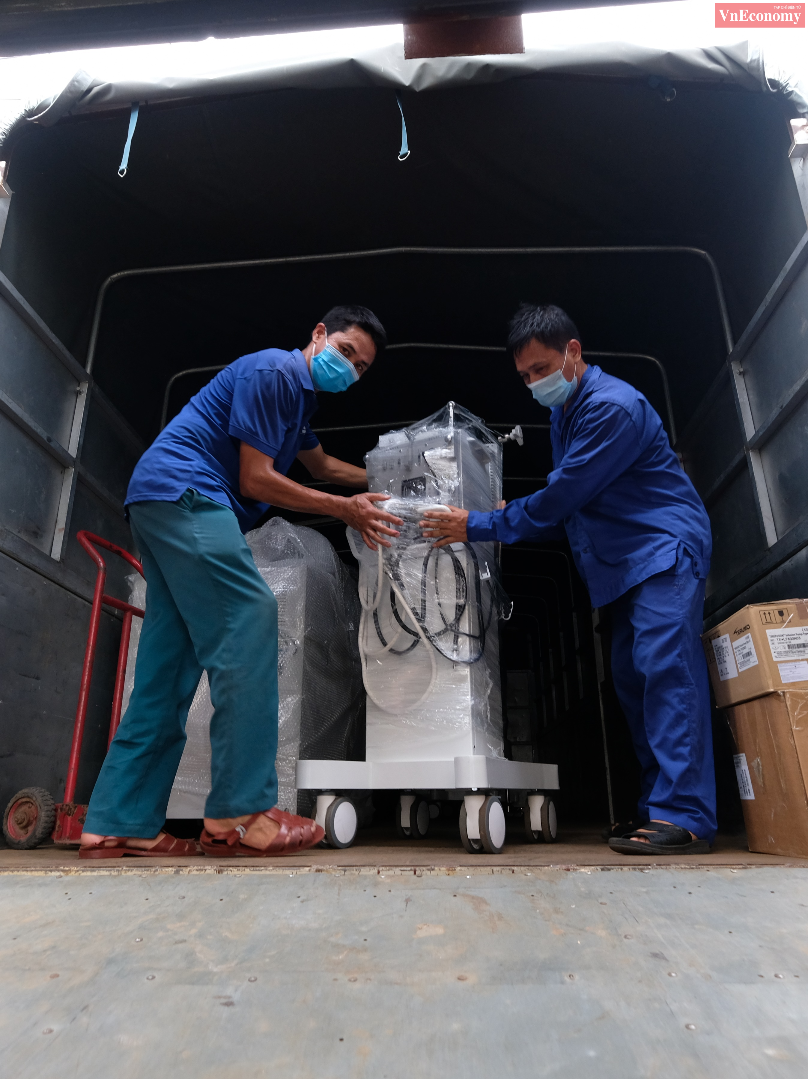 Biết được đây đều là các trang thiết bị  phục vụ cho công tác chống dịch tại TP.HCM, các cán bộ nhân viên tại Ga Hà Nội rất khẩn trương tích cực nhưng vẫn vô cùng cẩn thận để đảm bảo an toàn cho lô vật tư y tế.
