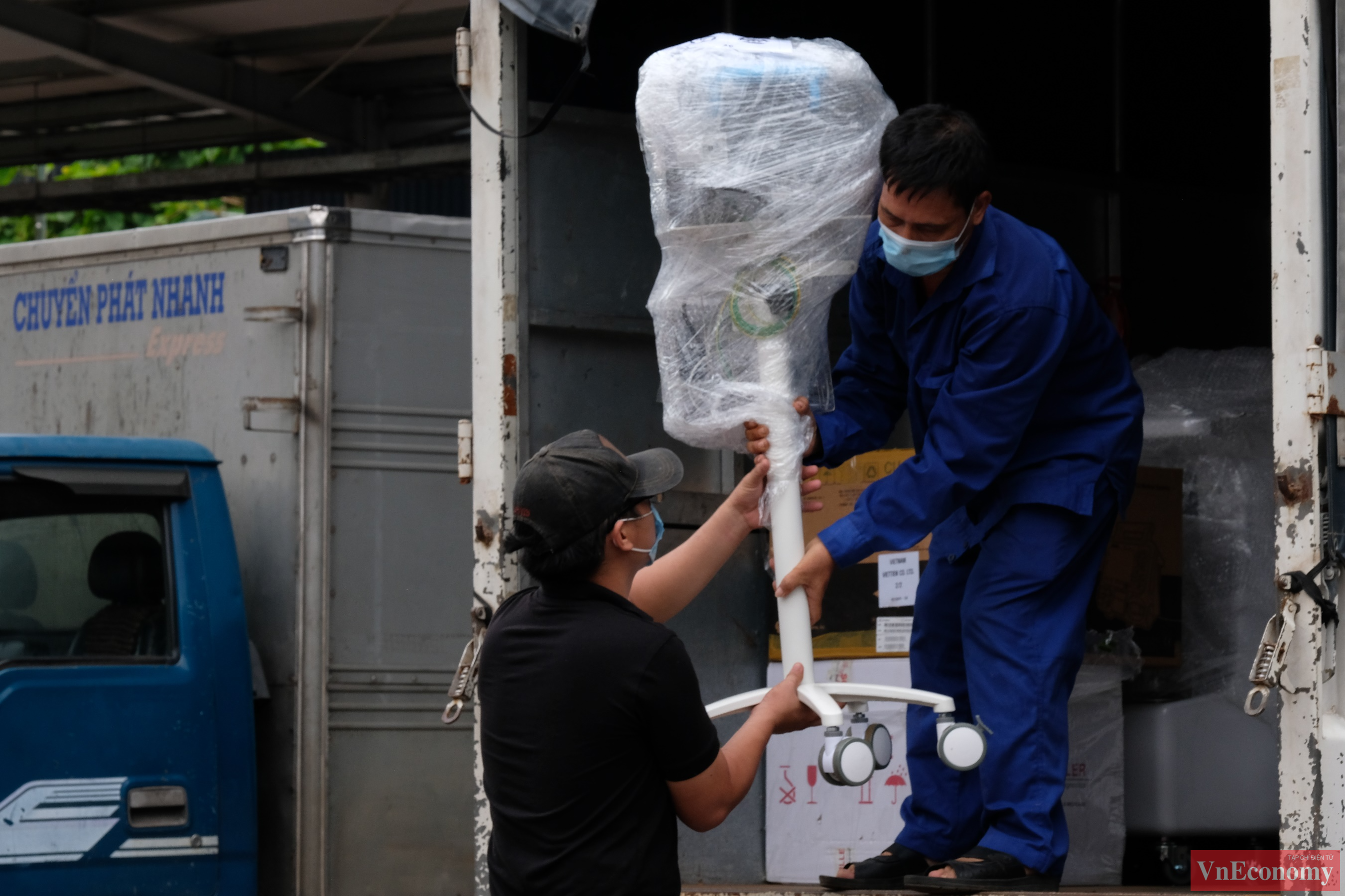 Chiều 31/7, các trang thiết bị này đã được tập kết tại Ga Hà Nội để chuyển xếp lên toa tàu.
