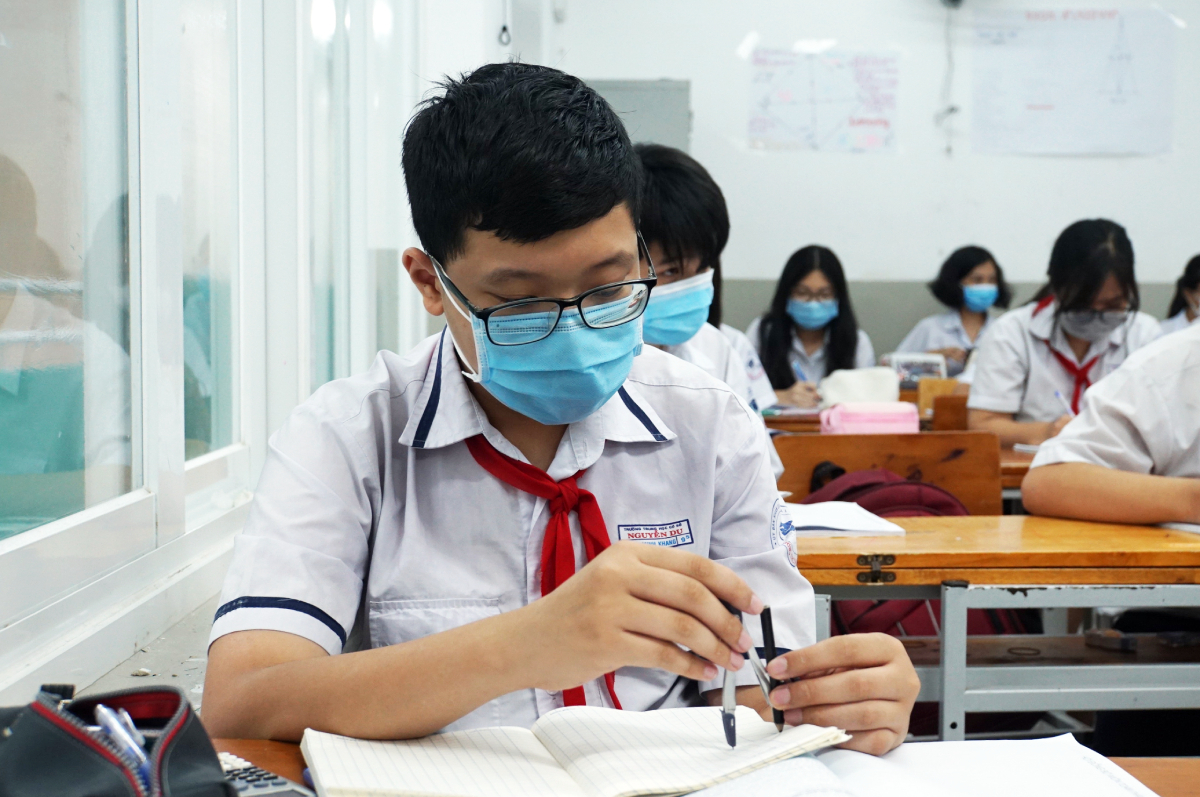 Trước đó, TP.HCM vẫn quyết định thời điểm thi tuyển sinh lớp 10 cho hơn 83.300 thí sinh và giữ nguyên phương án đã chuẩn bi; theo đó kỳ thi tuyển sinh lớp 10 tại TP sớm nhất sẽ diễn ra sau ngày 8/7.