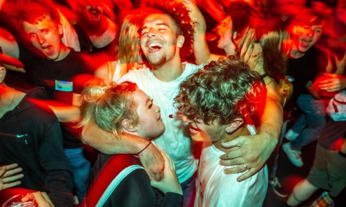 Các nền kinh tế phương Tây thích nghi dần với Covid-19