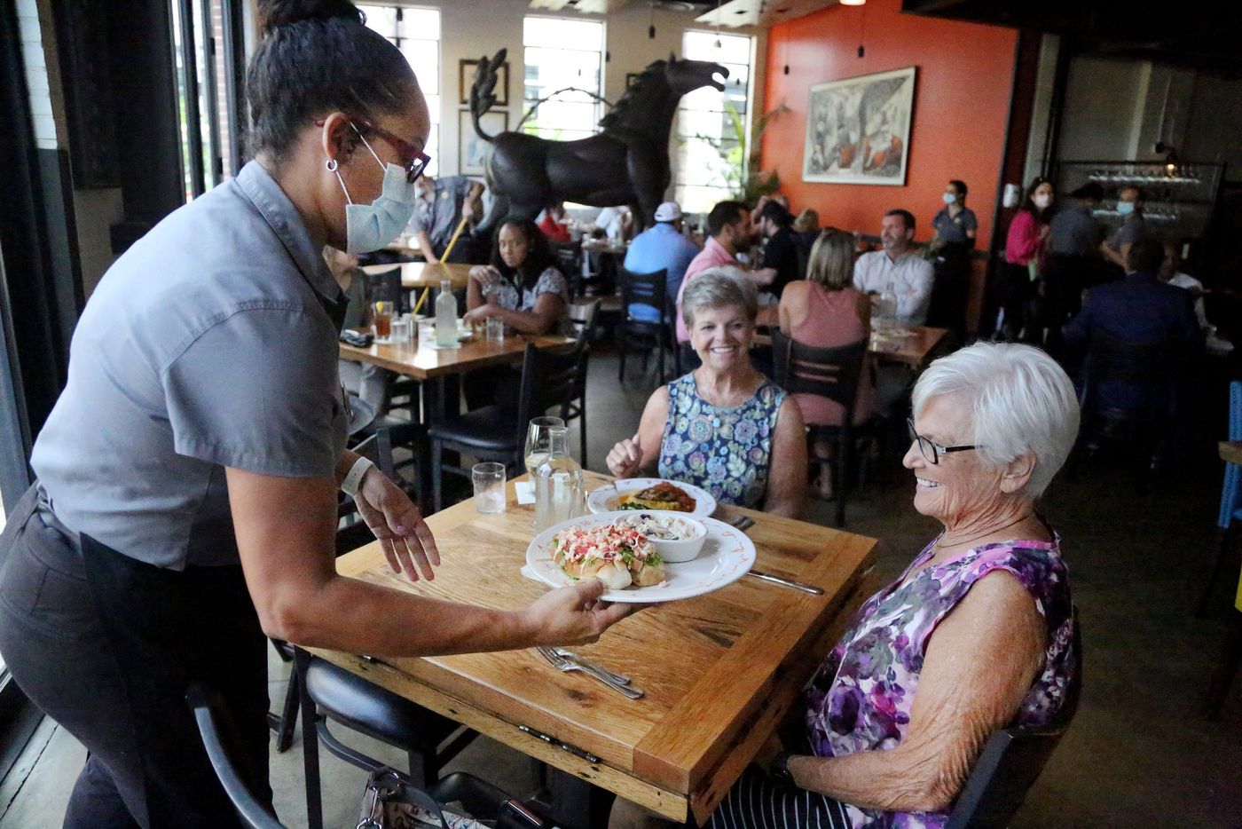 Người Mỹ ăn uống thoải m&aacute;i trong một nh&agrave; h&agrave;ng ở Tampa, Florida, Mỹ, sau khi tỷ lệ ti&ecirc;m chủng ở nước n&agrave;y đạt mức cao - Ảnh:&nbsp; Zuma/WSJ.