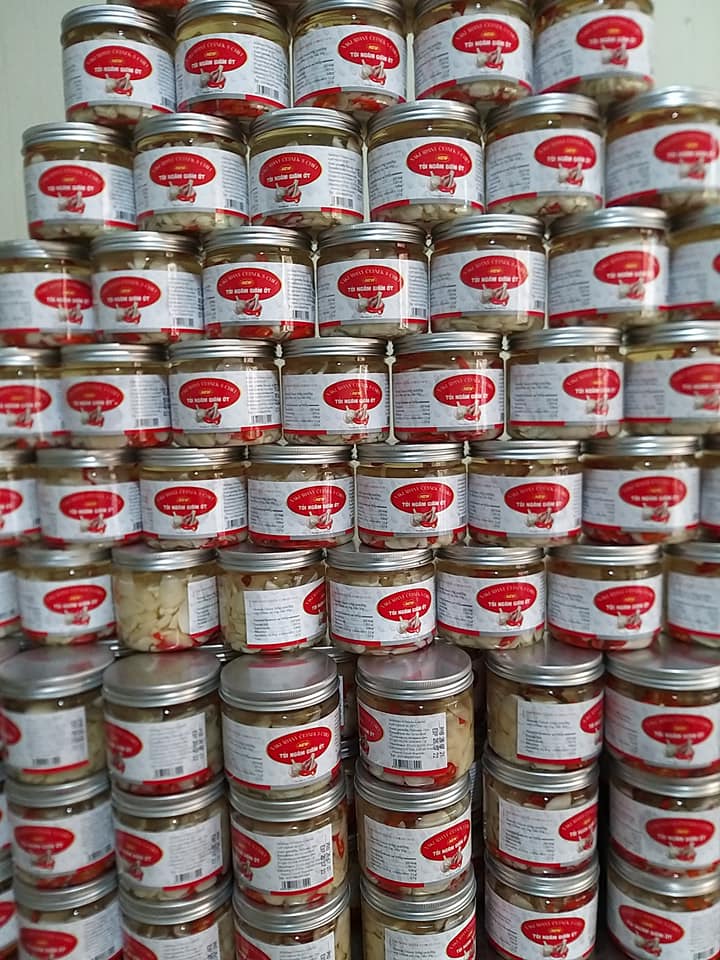 Hơn 5 nghìn hộp tỏi ngâm giấm ớt vừa được xuất khẩu chính ngạch bằng đường biển sang Cộng hòa Séc.