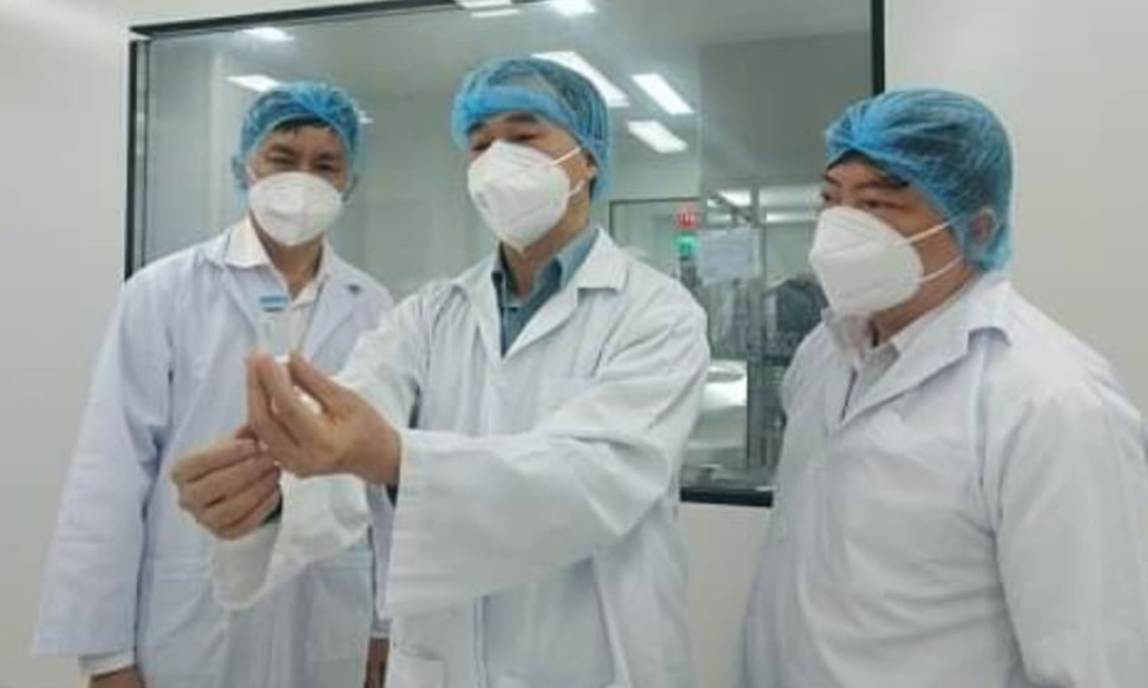 Thứ trưởng Bộ Y tế Trần Văn Thuấn kiểm tra vaccine của Công ty cổ phần Công nghệ sinh học dược Nanogen.