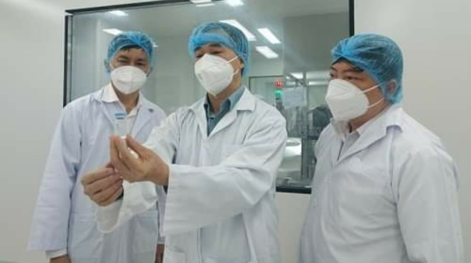 Thứ trưởng Bộ Y tế Trần Văn Thuấn kiểm tra vaccine của Công ty cổ phần Công nghệ sinh học dược Nanogen.