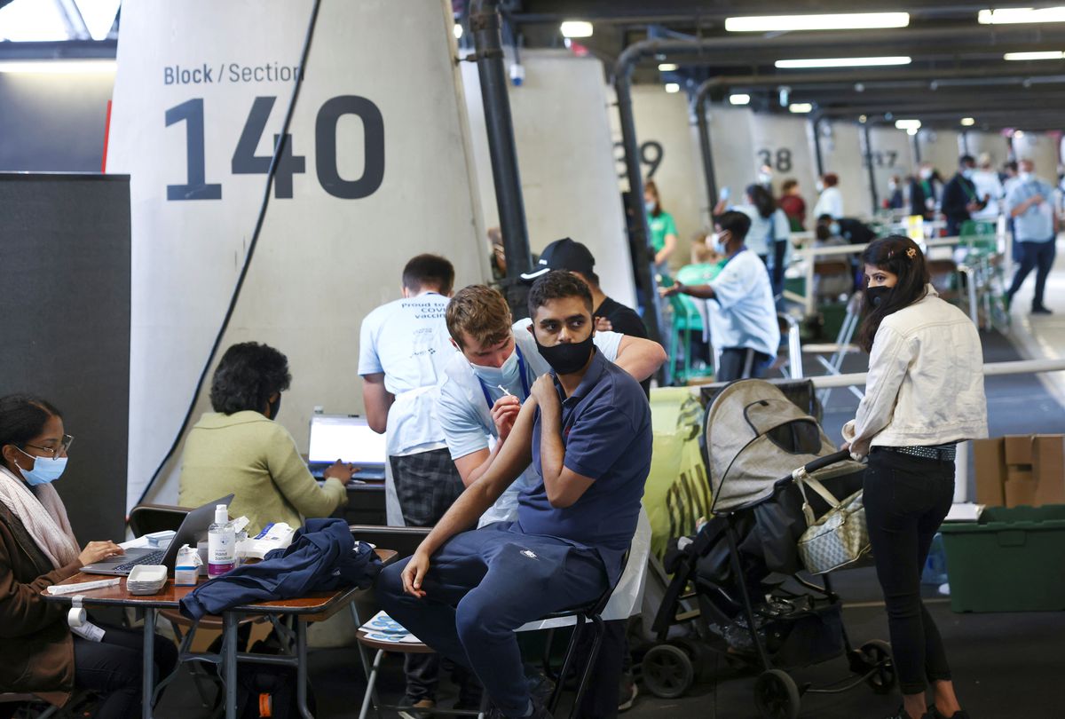 Tiêm vaccine Covid-19 tại một trung tâm ở London, Anh, hôm 19/6 - Ảnh: Reuters.