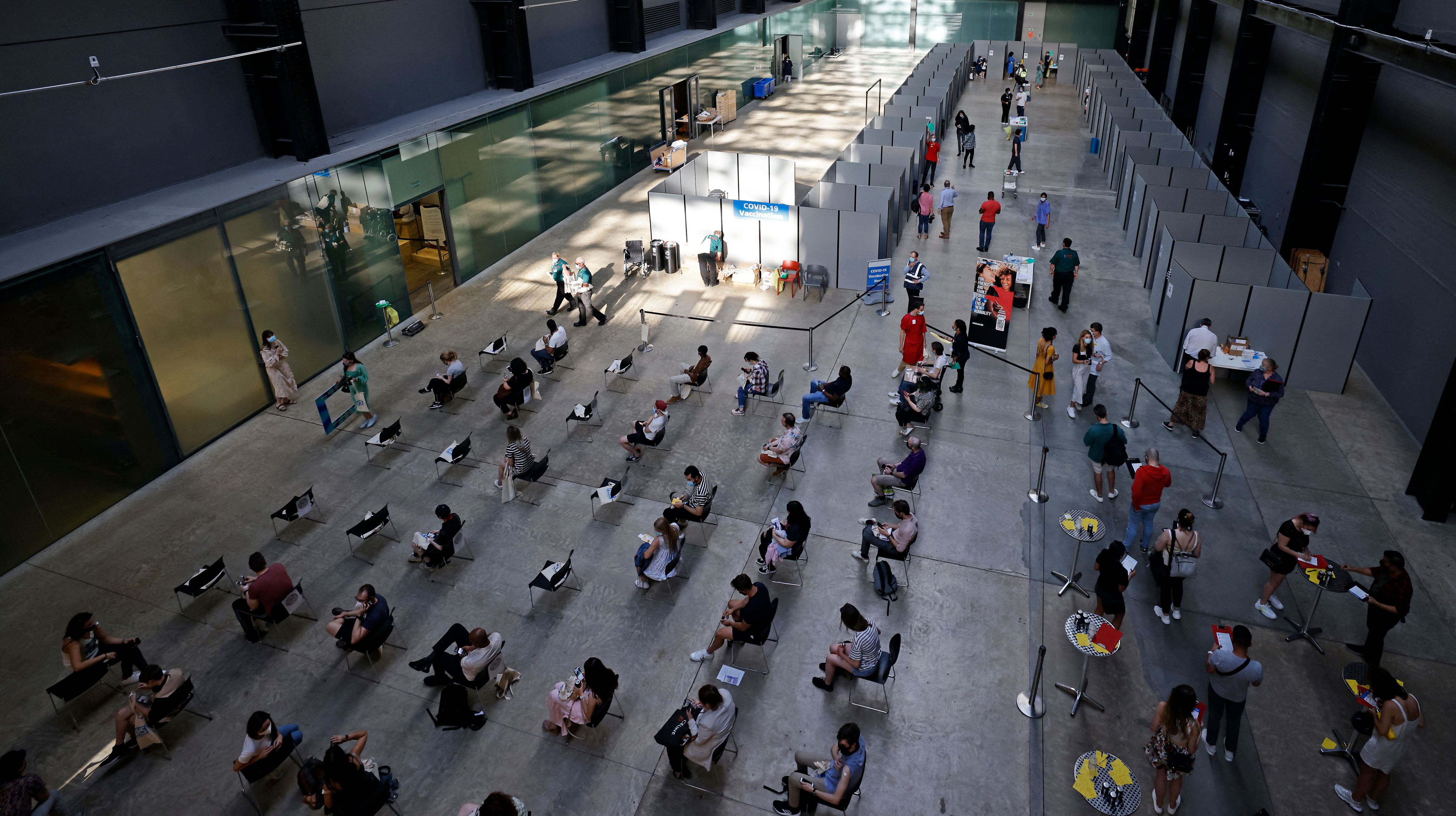 Xếp hàng tiêm vaccine tại điểm tiêm chủng lưu động bên trong phòng triển lãm Tate Modern Gallery ở London ngày 16/7 0 Ảnh: Getty Images