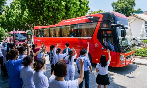 Gần 200 cán bộ y tế Bệnh viện Bạch Mai lên đường chi viện cho TP.HCM