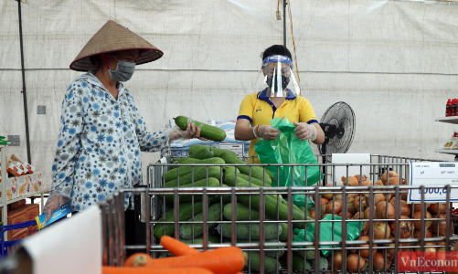 Người dân xếp hàng đi chợ tại siêu thị 0 đồng đầu tiên của Hà Nội
