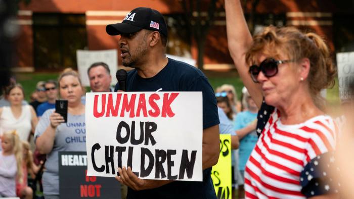 Một cuộc biểu tình ở Suwanee, Georgia vào hôm 30/7 phản đối hướng dẫn mới của CDC Mỹ khuyến cáo trẻ em đeo khẩu trang ở trường học - Ảnh: Bloomberg/FT.