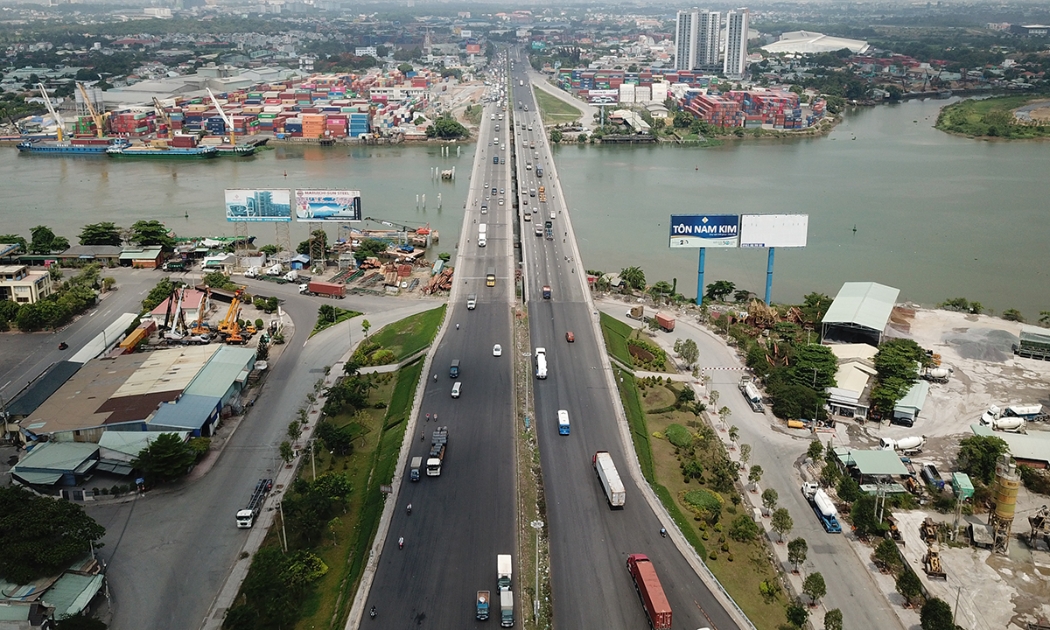 Cầu Đồng Nai bắc qua sông Đồng Nai nối TP. Biên Hòa và TP. Dĩ An, tỉnh Bình Dương.