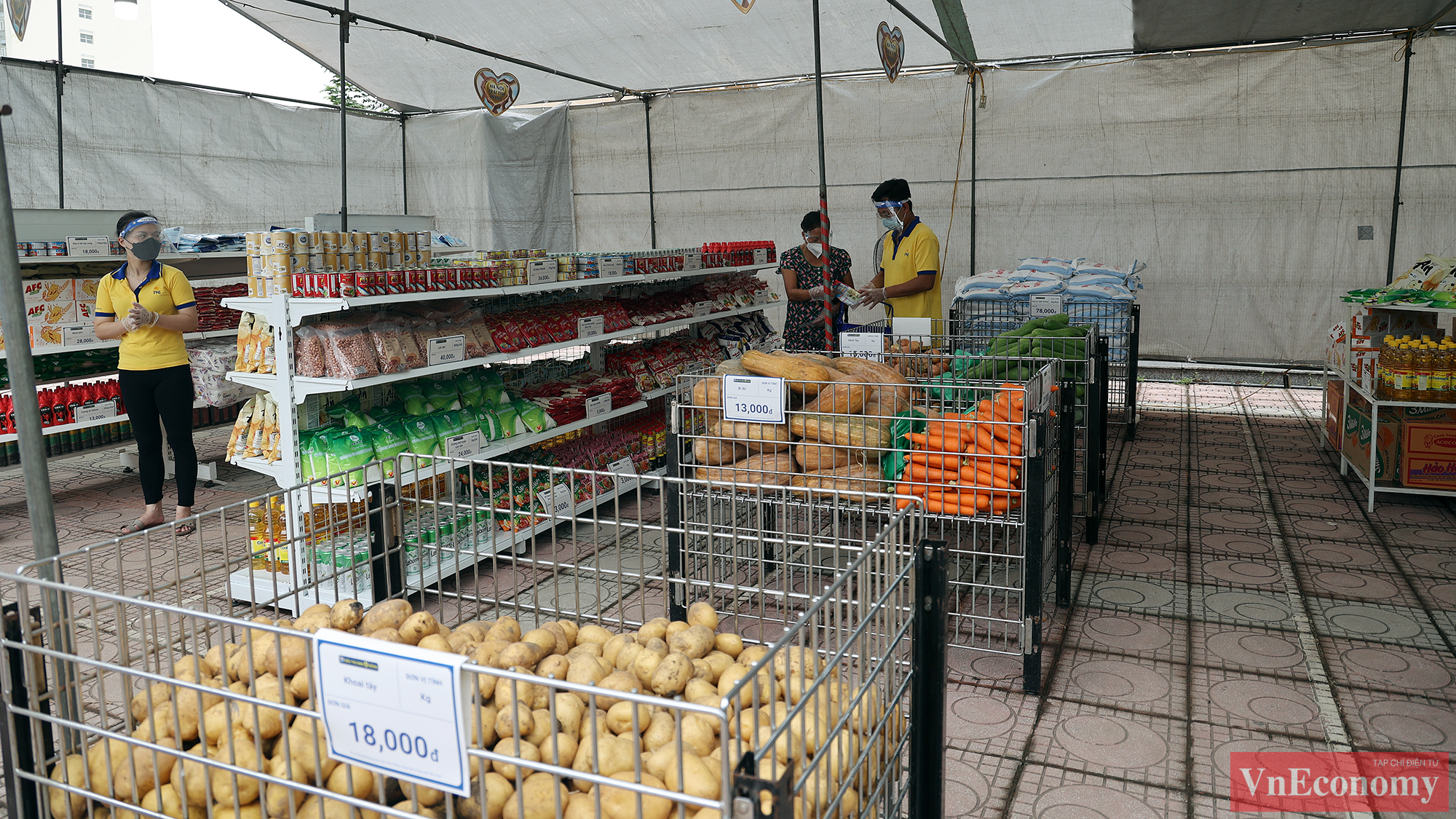 Tất cả c&aacute;c sản phẩm đều c&oacute; nguồn gốc xuất xứ r&otilde; r&agrave;ng, được cung ứng từ những đơn vị lớn c&oacute; uy t&iacute;n tại địa phương, ph&acirc;n theo từng khu vực lương thực thực phẩm kh&ocirc;, thực phẩm tươi, gia vị&hellip; để mọi người dễ d&agrave;ng lựa chọn.