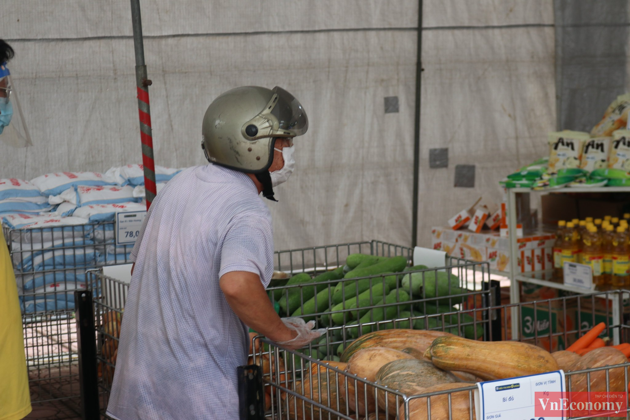 Mỗi si&ecirc;u thị c&oacute; hơn 60 mặt h&agrave;ng từ thực phẩm kh&ocirc; đến c&aacute;c thực phẩm tươi, gia vị, rau củ quả&hellip; trong đ&oacute;, c&oacute; nhiều sản phẩm OCOP (mỗi x&atilde; một sản phẩm) của H&agrave; Nội.&nbsp;