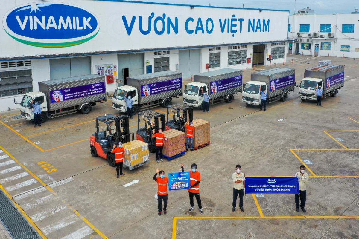 Hoạt động cung ứng h&agrave;ng h&oacute;a được Vinamilk duy tr&igrave; trong điều kiện gi&atilde;n c&aacute;ch, đảm bảo sản phẩm dinh dưỡng đến với người d&acirc;n.