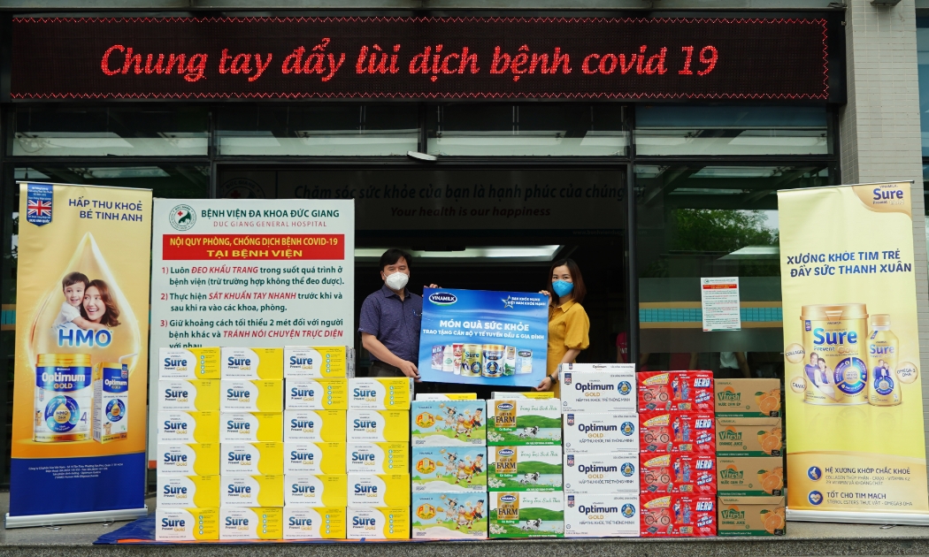 Song song với việc hỗ trợ người tiêu dùng, Vinamilk đã thực hiện nhiều chương trình vì cộng đồng như tiếp sức tuyến đầu tại 50 bệnh viện, tặng 45.000 phần quà cho người dân gặp khó khăn.