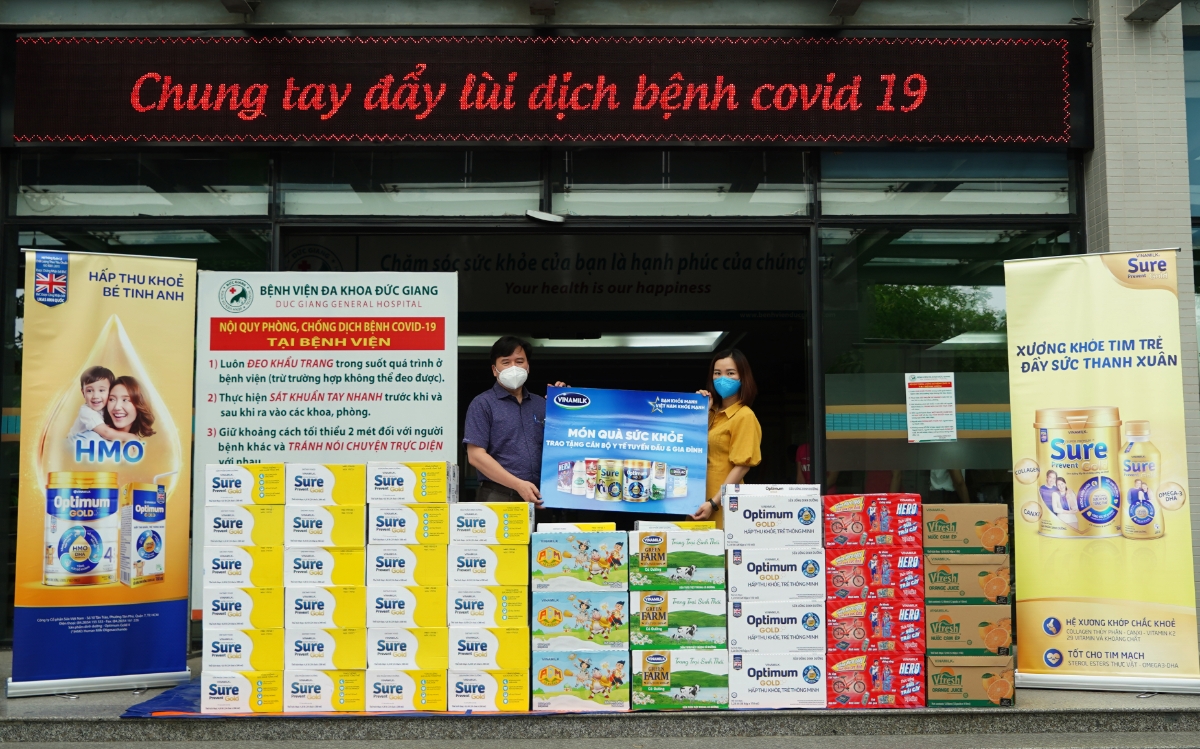 Song song với việc hỗ trợ người tiêu dùng, Vinamilk đã thực hiện nhiều chương trình vì cộng đồng như tiếp sức tuyến đầu tại 50 bệnh viện, tặng 45.000 phần quà cho người dân gặp khó khăn.