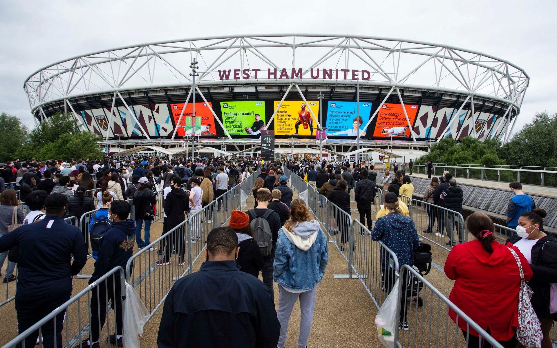 Điểm tiêm vaccine Covid-19 tại Sân vận động London - sân nhà của câu lạc bộ West Ham United - Ảnh: Telegraph