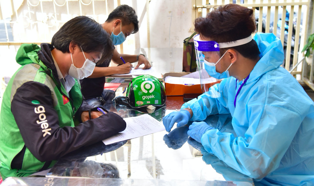 Tài xế Gojek làm thủ tục tiêm vaccine.