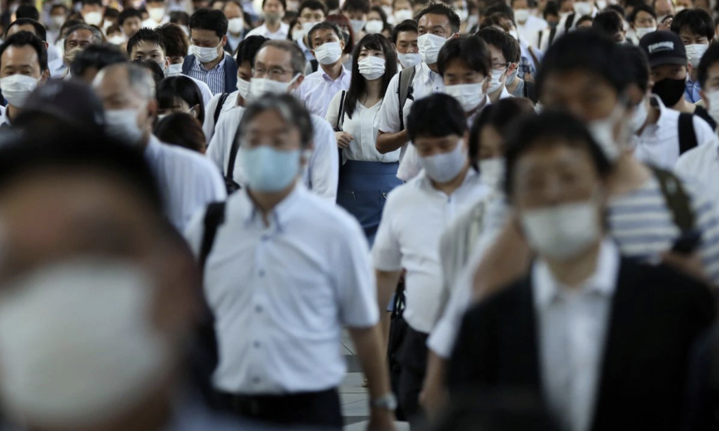 Hành khách vào giờ cao điểm buổi sáng tại nhà ga Shinagawa, Tokyo, sáng 2/8 - Ảnh: Reuters.