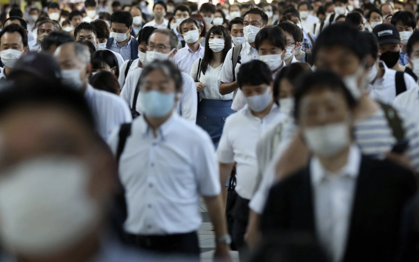 Hành khách vào giờ cao điểm buổi sáng tại nhà ga Shinagawa, Tokyo, sáng 2/8 - Ảnh: Reuters.