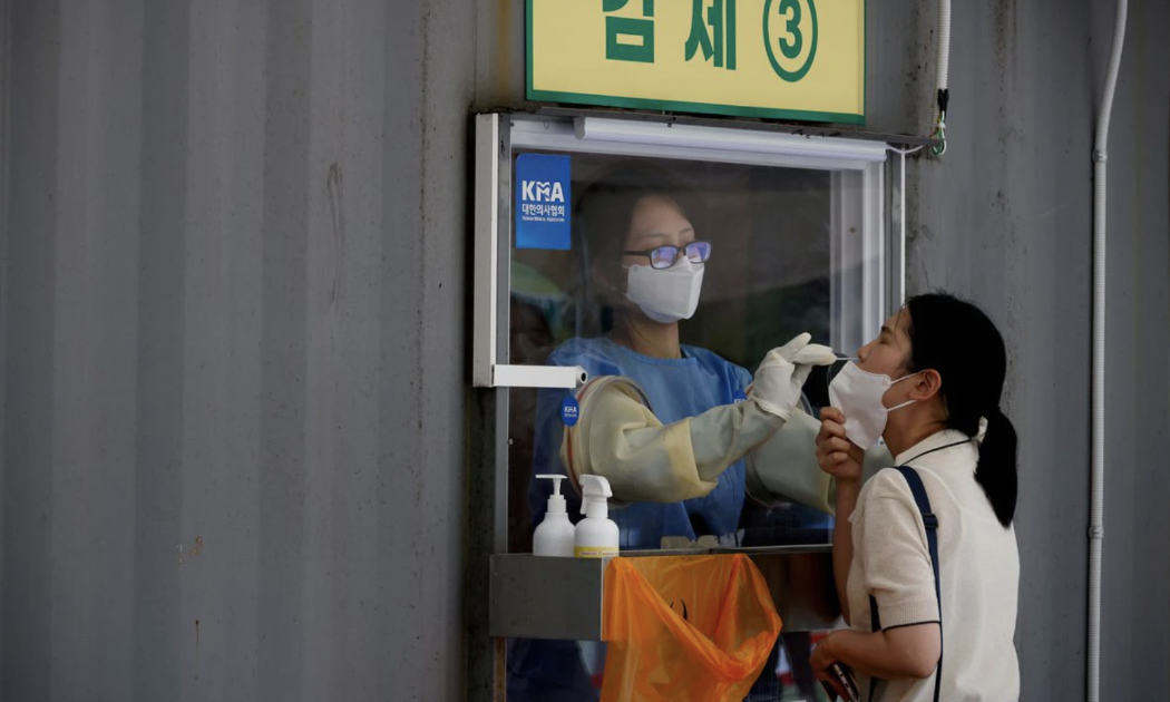 Một điểm xét nghiệm Covid-19 lưu động ở Seoul, Hàn Quốc, hôm 15/7 - Ảnh: Reuters.
