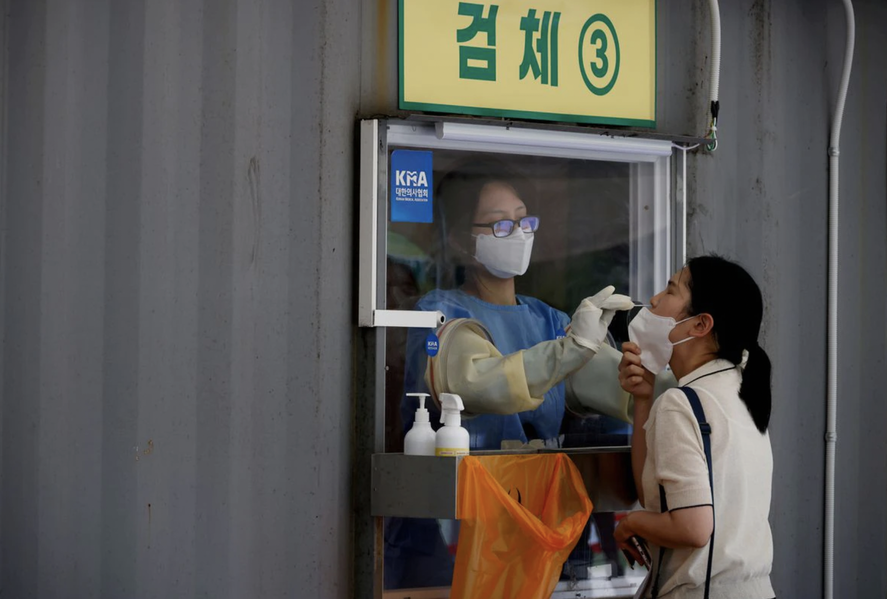 Một điểm xét nghiệm Covid-19 lưu động ở Seoul, Hàn Quốc, hôm 15/7 - Ảnh: Reuters.