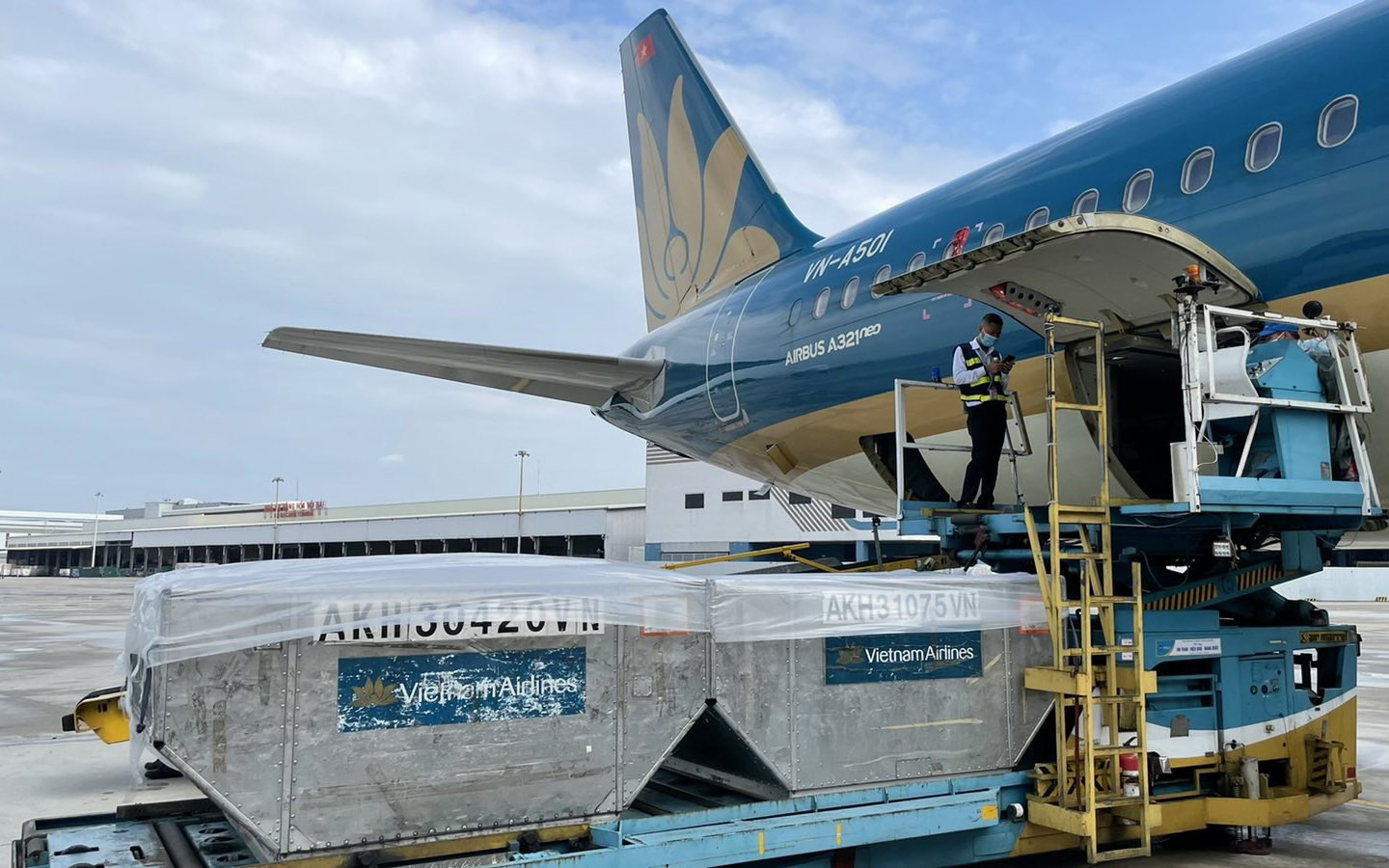 Vietnam Airlines đ&atilde; thực hiện chuy&ecirc;n chở h&agrave;ng h&oacute;a, trang thiết bị y tế cấp thiết đến c&aacute;c tỉnh th&agrave;nh tr&ecirc;n cả nước cũng như nhiều quốc gia l&aacute;ng giềng.
