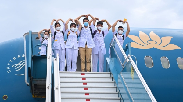 Hàng không Việt đối diện với “bão mạng”