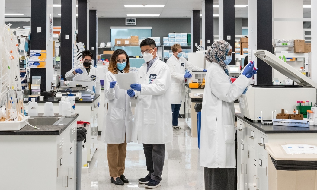 Các nhà khoa học của Arcturus Therapeutics (Mỹ) nghiên cứu vaccine trong phòng thí nghiệm.