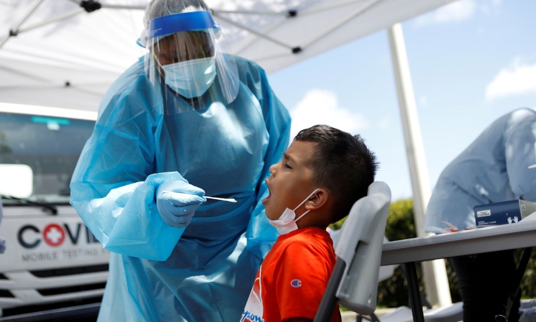 Lấy mẫu xét nghiệm Covid-19 cho một cư dân California - Ảnh: Reuters/WSJ.
