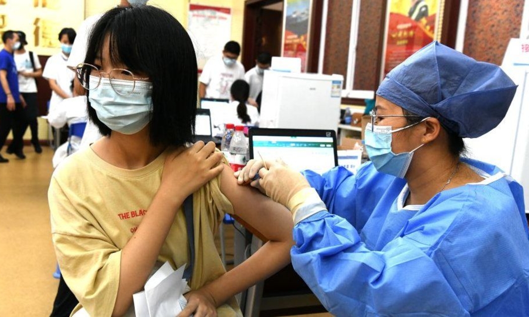 Để chống lại sự lây lan của biến chủng Delta, Trung Quốc đang triển khai tiêm chủng cho học sinh từ 12-17 tuổi tại các trường học trên cả nước.