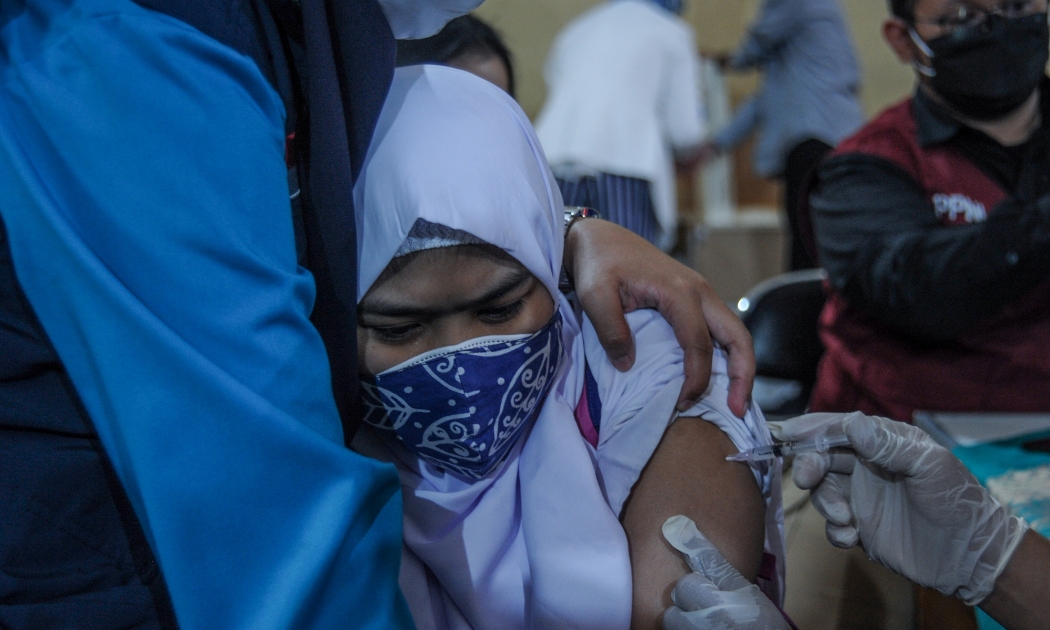 Tiêm phòng Covid-19 ở Indonesia - Ảnh: Reuters.